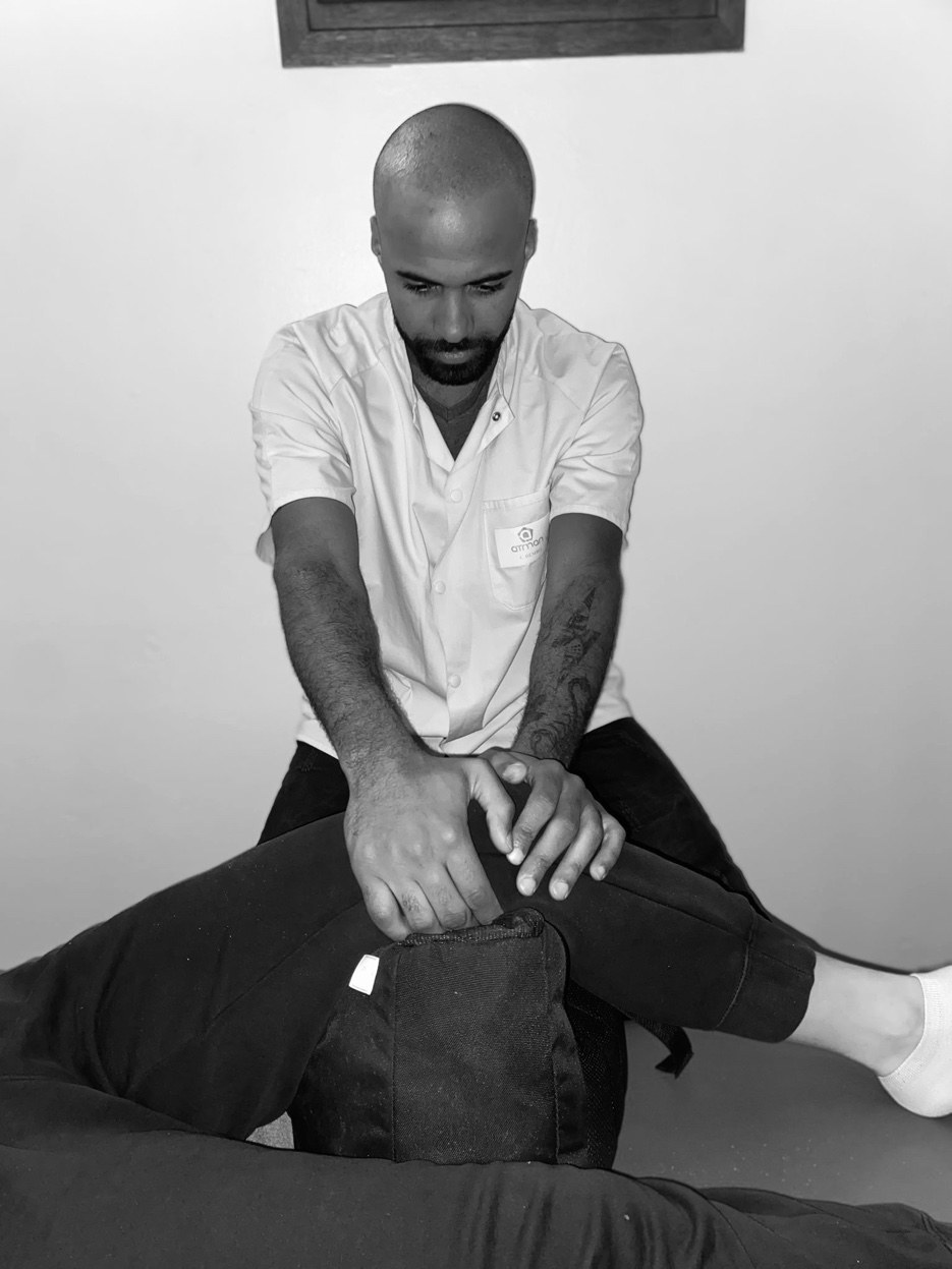 Corentin BEMBO en consultation ostéopathique